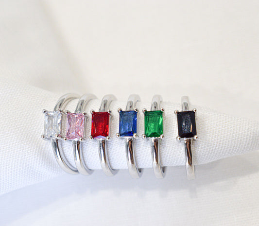 Anello Rectangle in argento 925 con zircone colorato rettangolare.