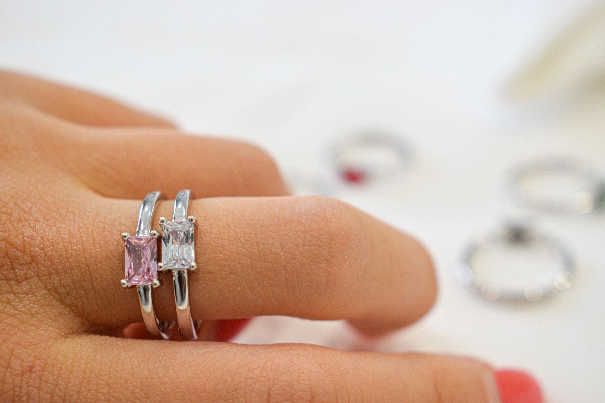 Anello Rectangle con zircone rettangolare colorato indossato.
