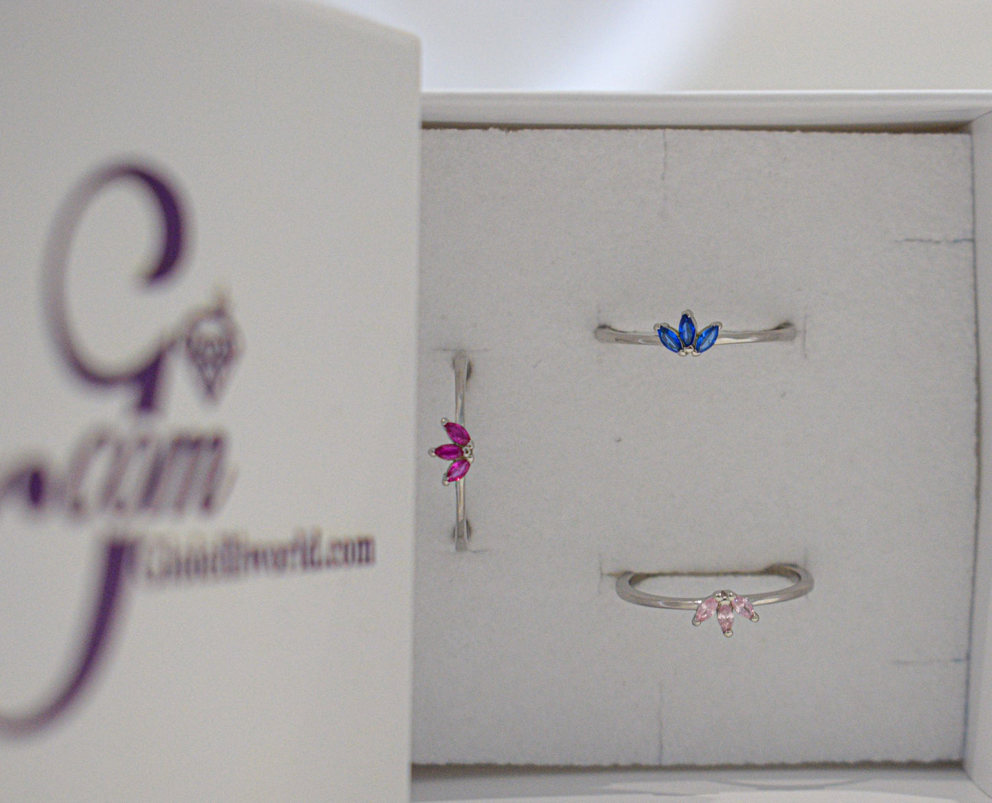 Anello Spiga con zirconi nella confezione.