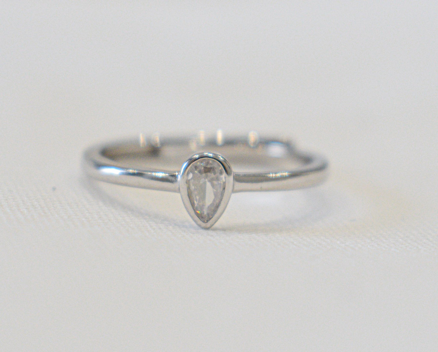 Anello goccia con zircone a goccia bianco.