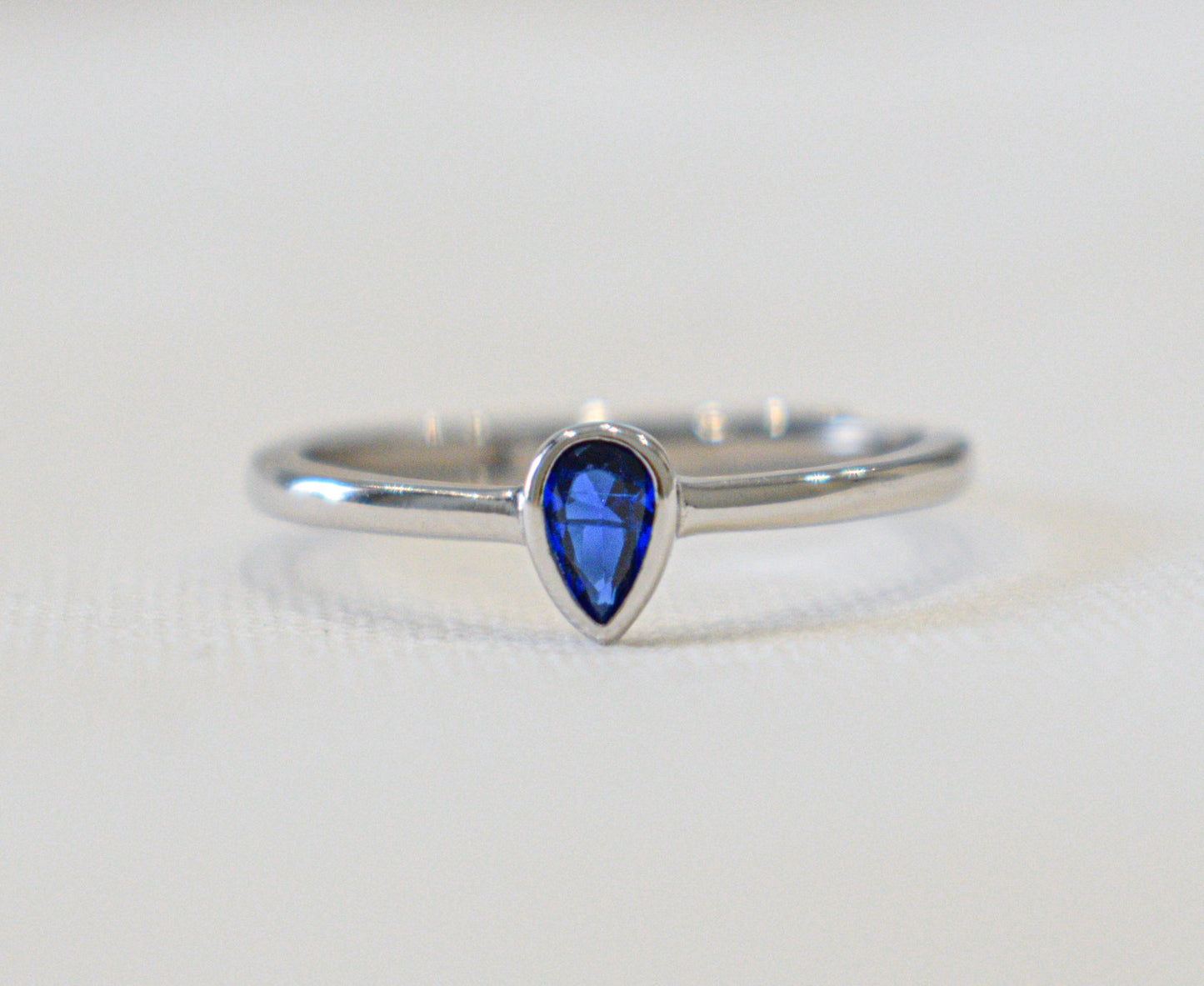 Anello goccia con zircone a goccia blu.