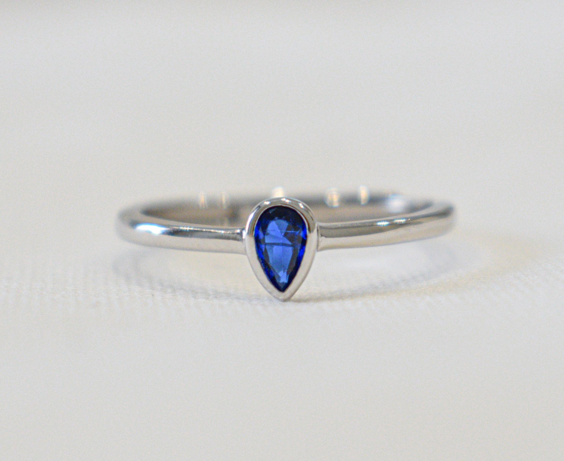 Anello goccia con zircone a goccia blu.