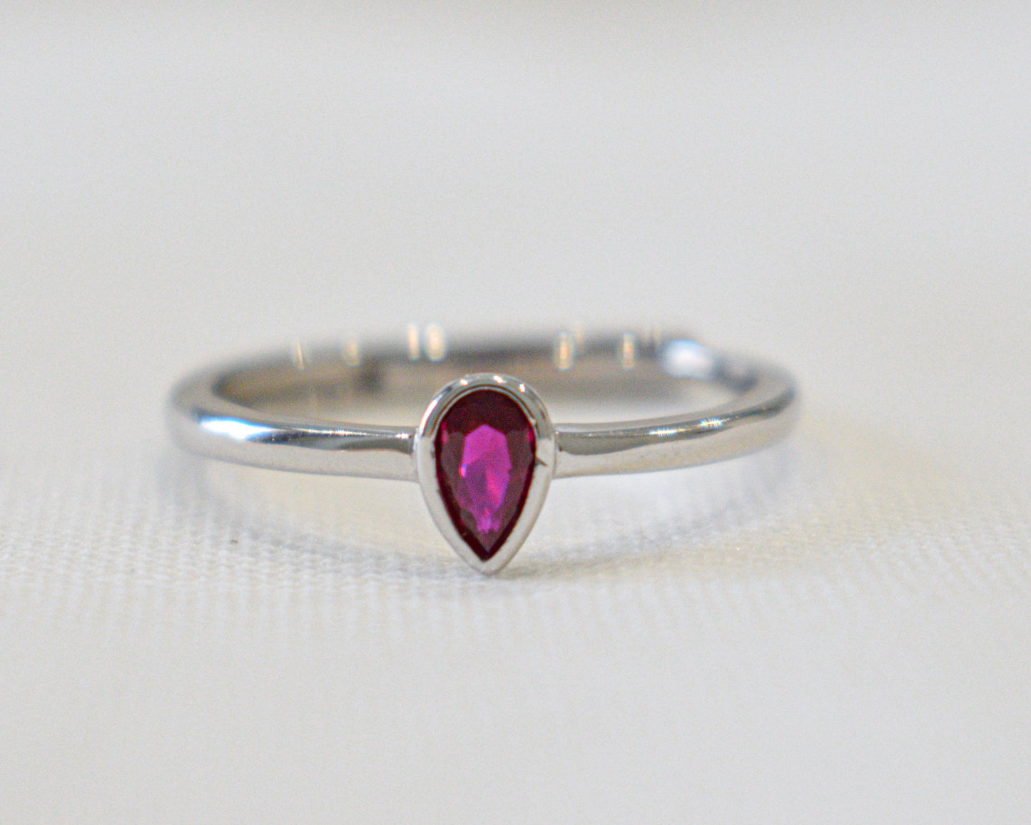 Anello goccia con zircone a goccia fucsia.