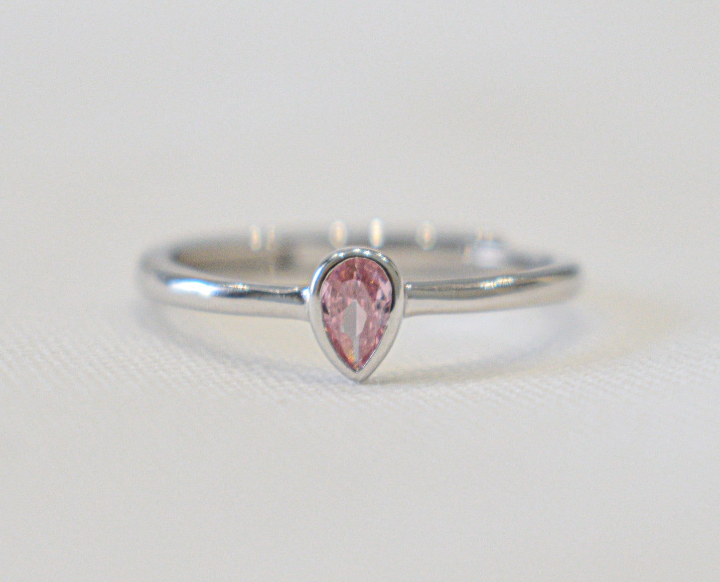 Anello goccia con zircone a goccia rosa.