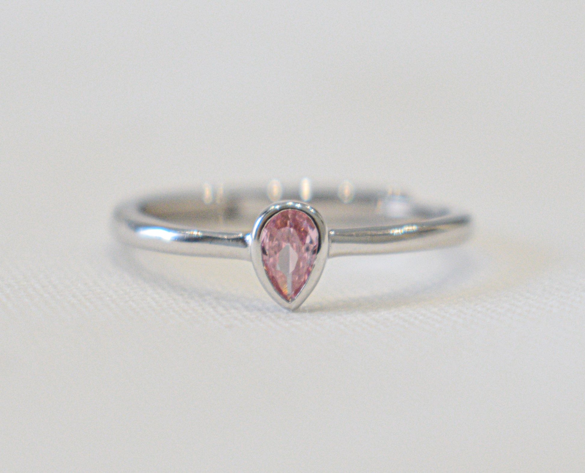 Anello goccia con zircone a goccia rosa.