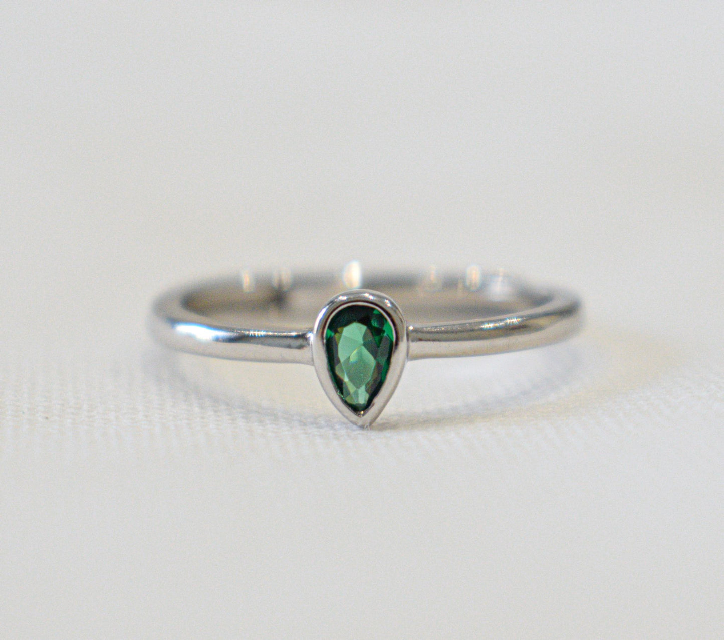 Anello goccia con zircone a goccia verde smeraldo.