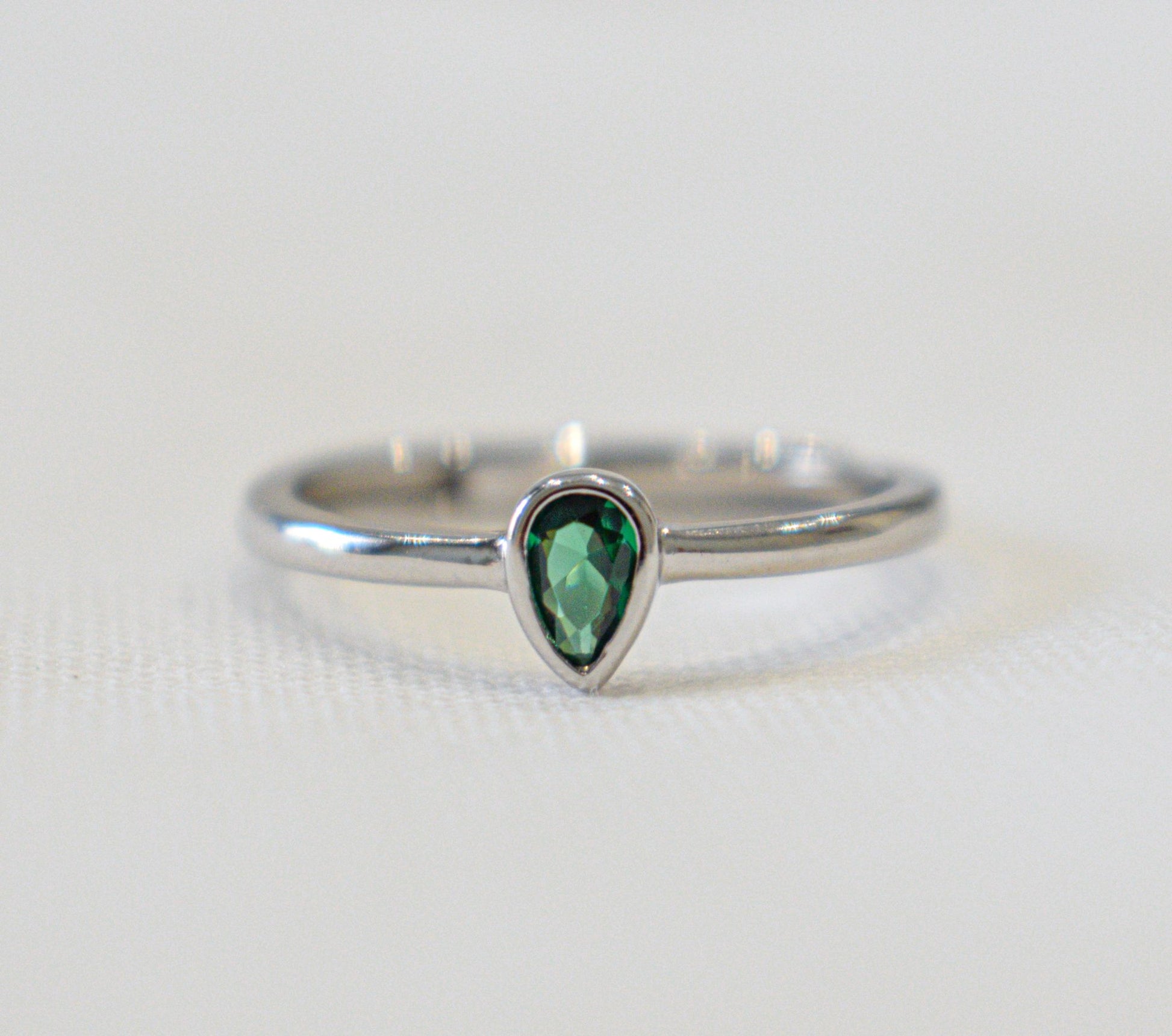Anello goccia con zircone a goccia verde smeraldo.