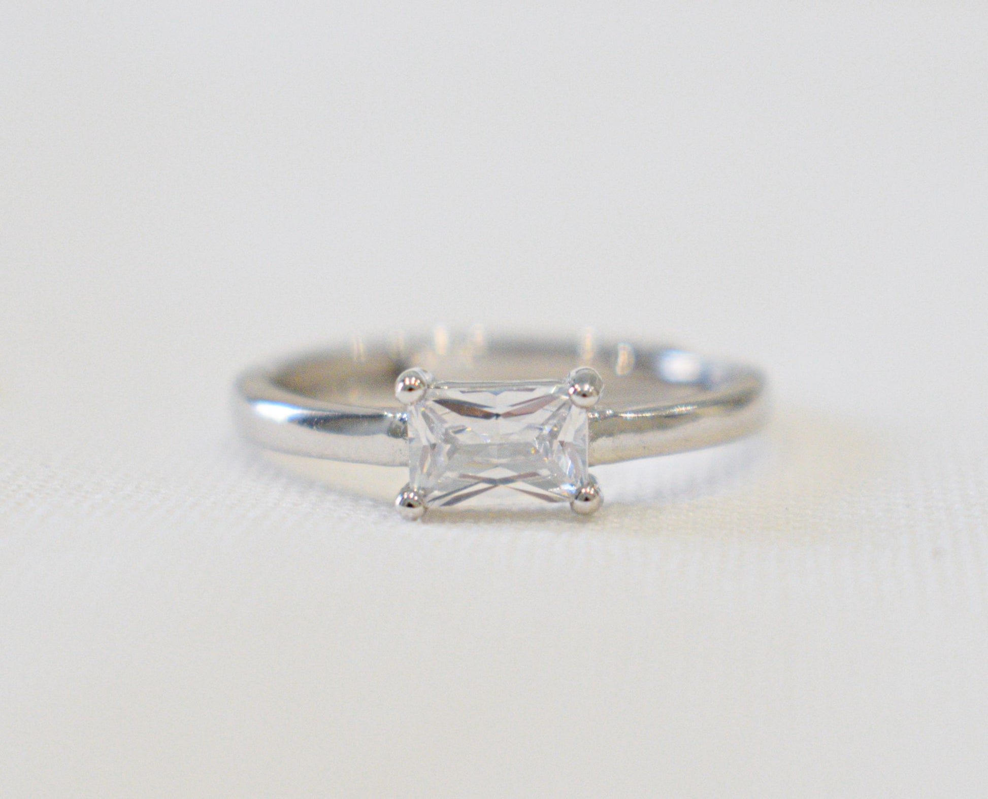 Anello Rectangle con zircone bianco.