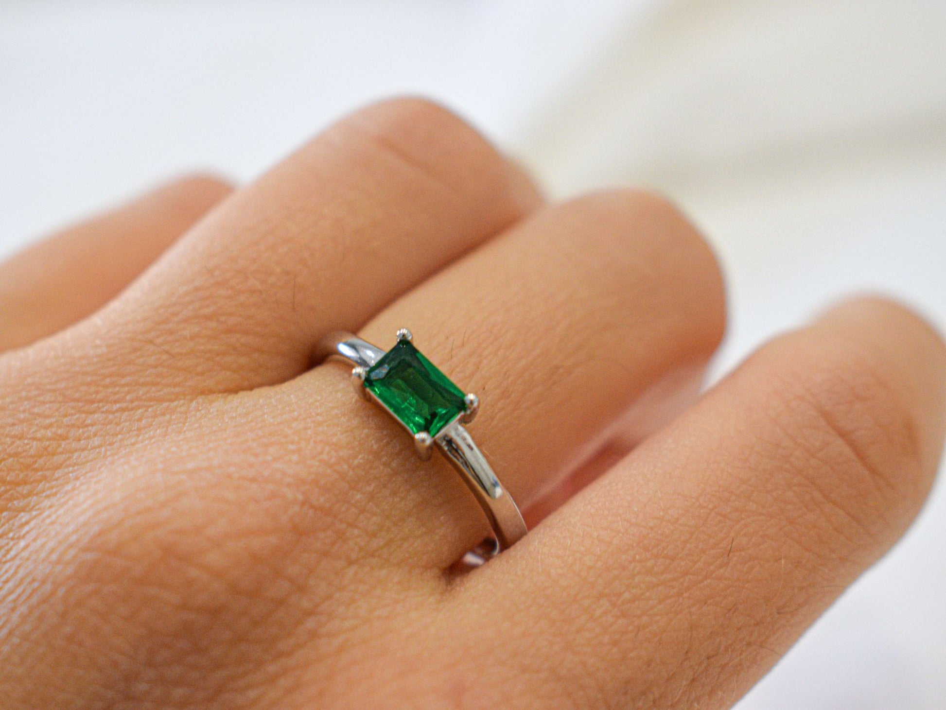 Anello Rectangle con zircone rettangolare indossato.