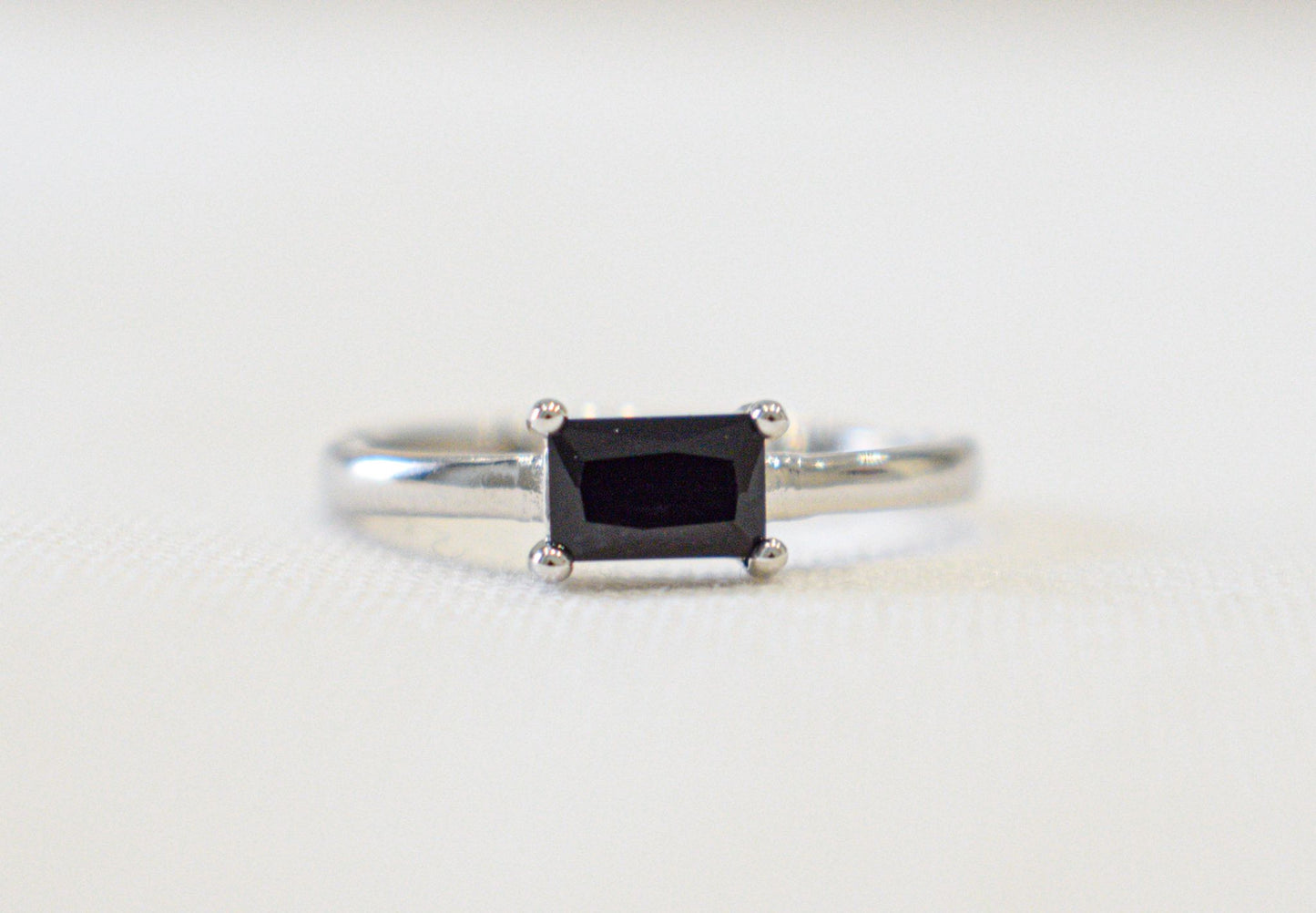 Anello Rectangle con zircone nero.