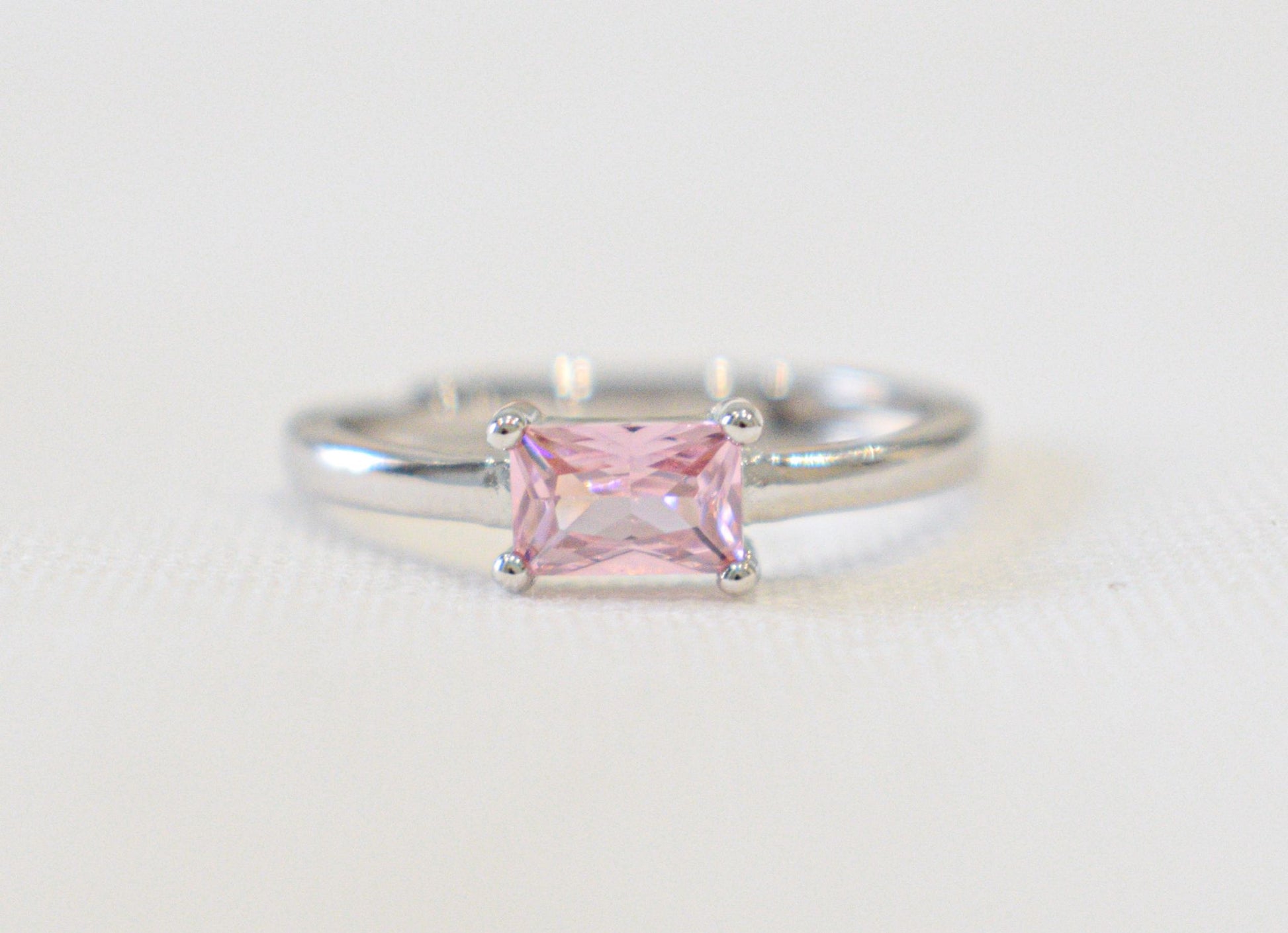Anello Rectangle con zircone rosa.