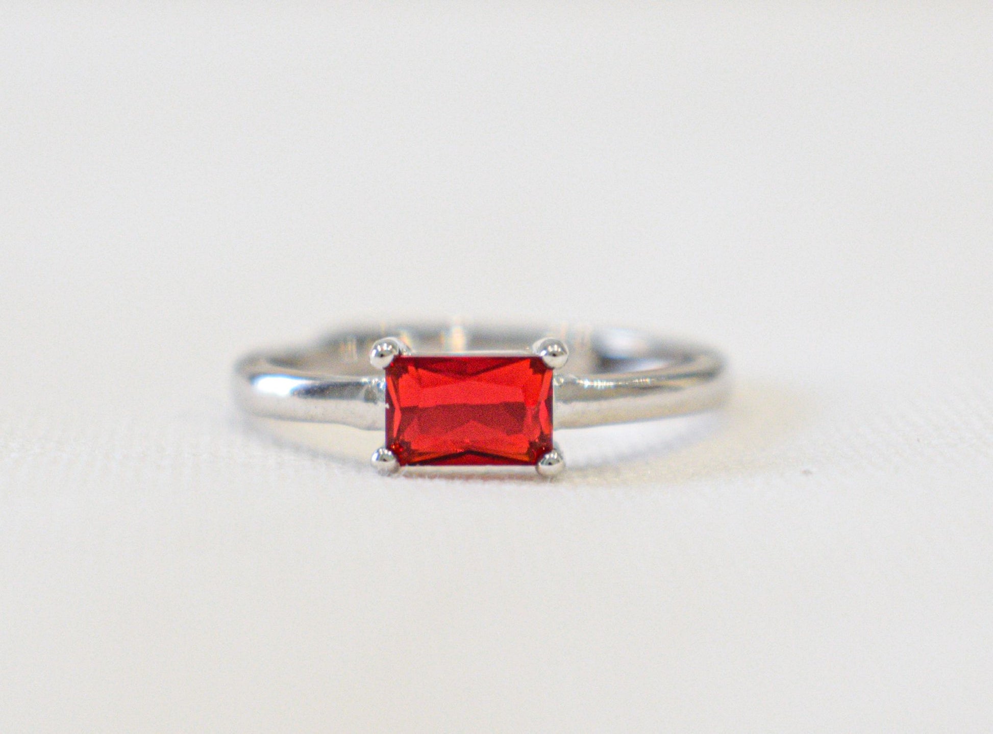 Anello Rectangle con zircone rosso.
