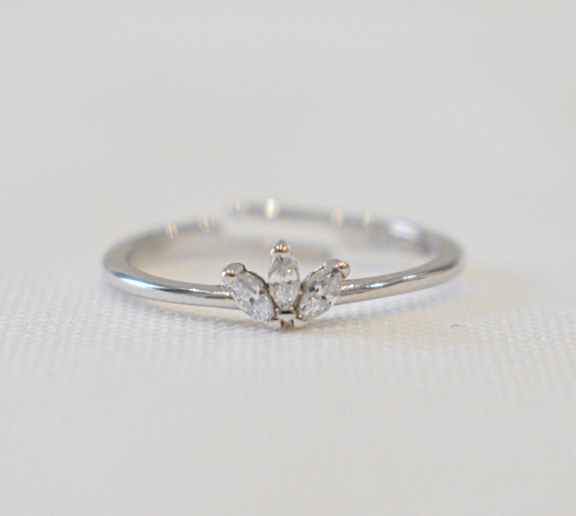 Anello Spiga con zirconi bianchi.
