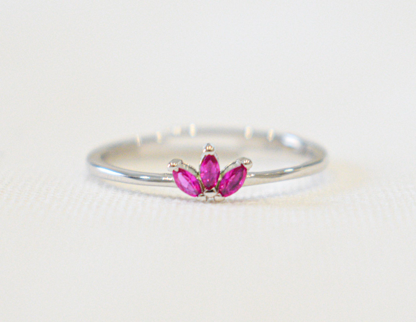 Anello Spiga con zirconi fucsia.
