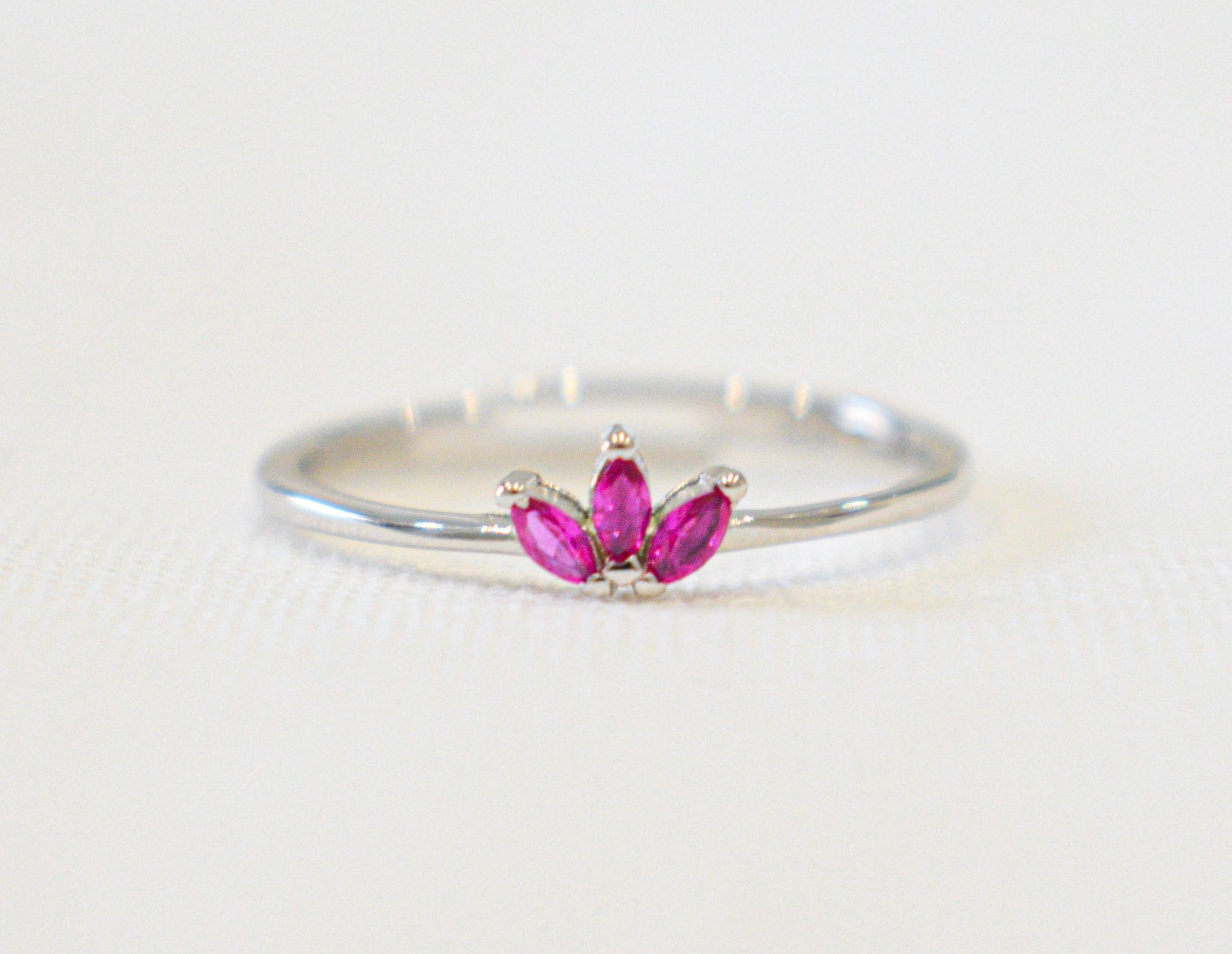 Anello Spiga con zirconi fucsia.