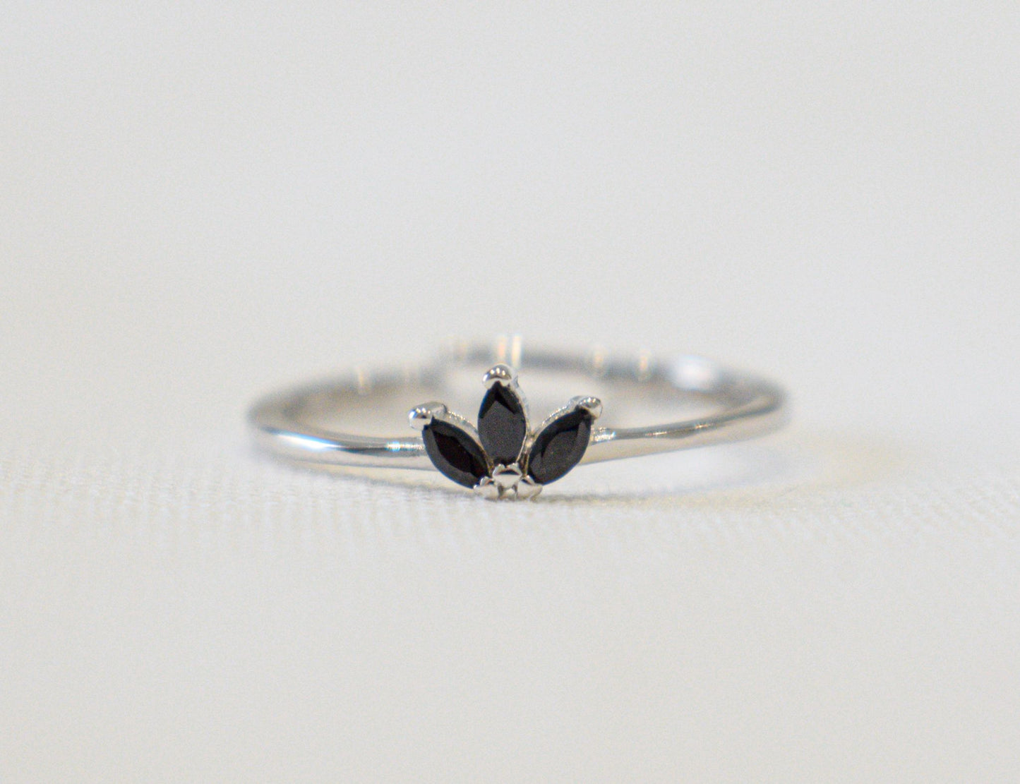 Anello Spiga con zirconi neri.