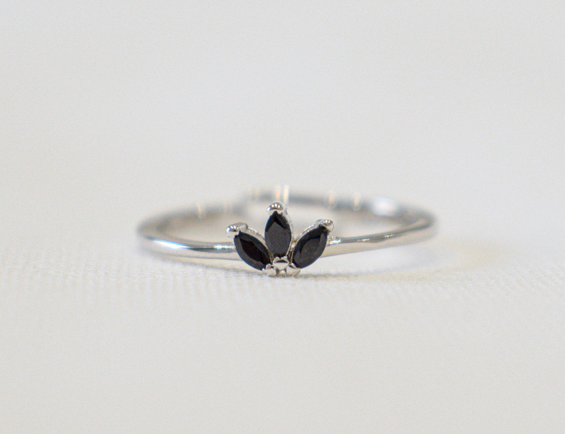 Anello Spiga con zirconi neri.