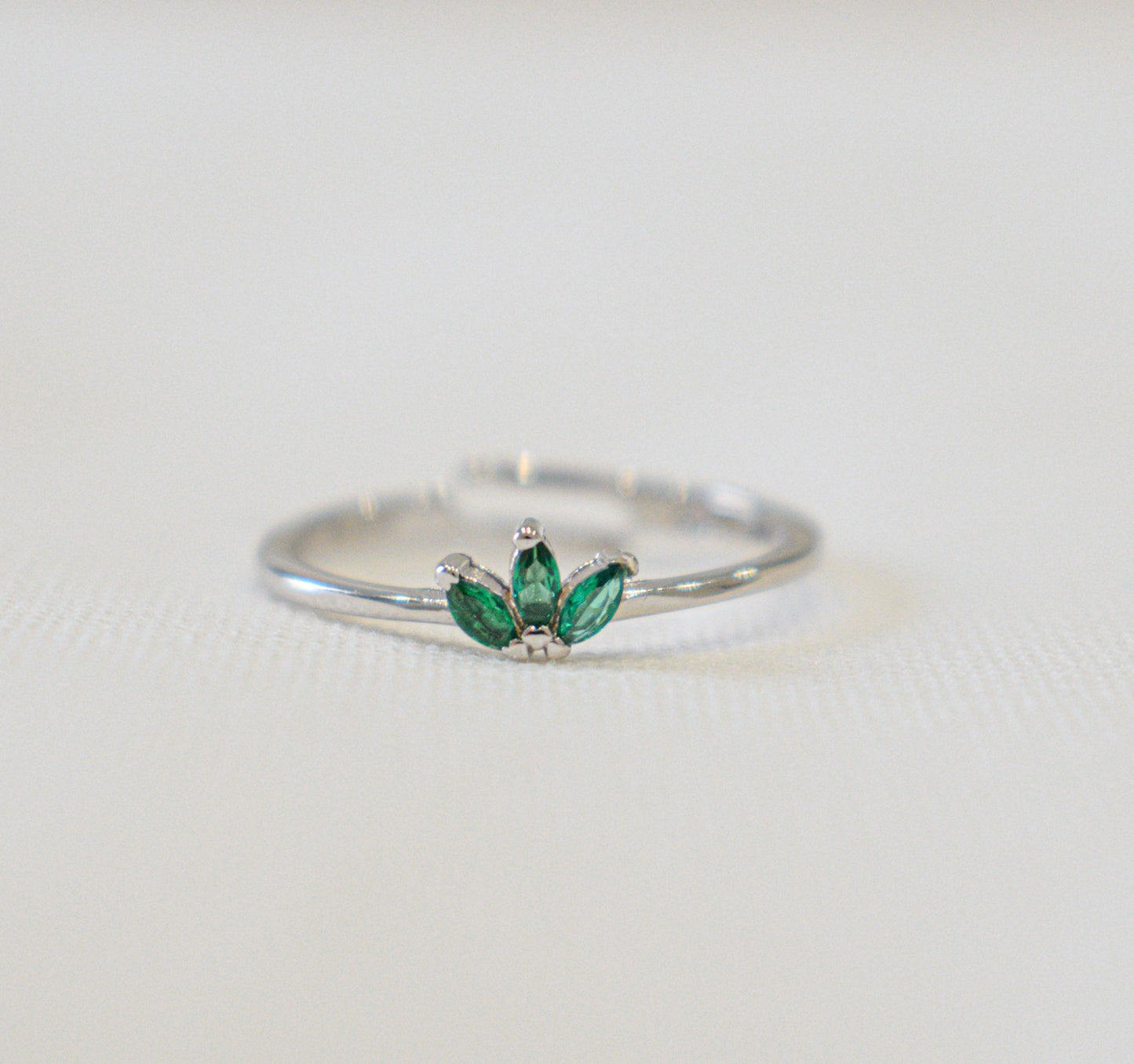 Anello Spiga con zirconi verdi.