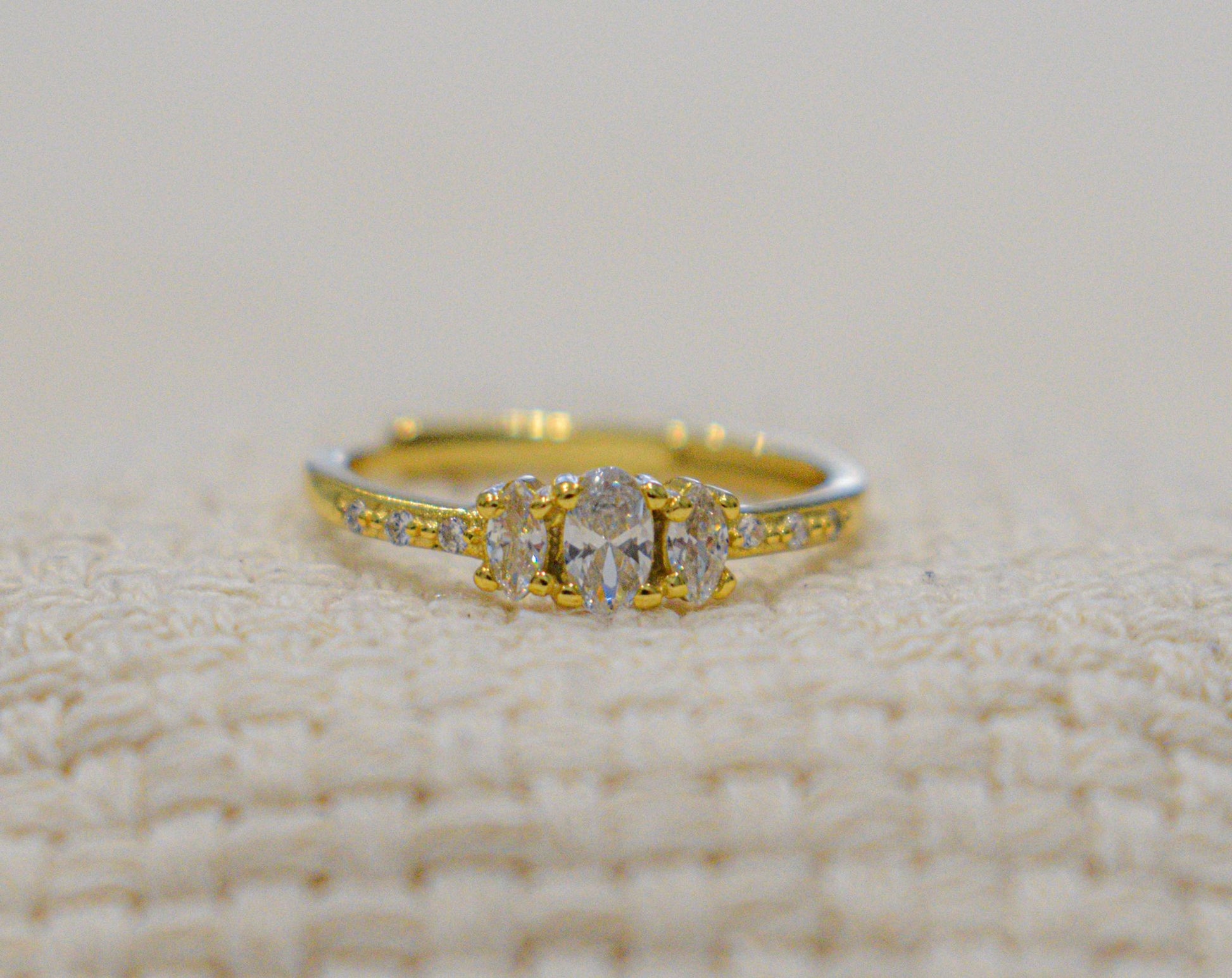 Anello tris princess con base gold e zircone bianco