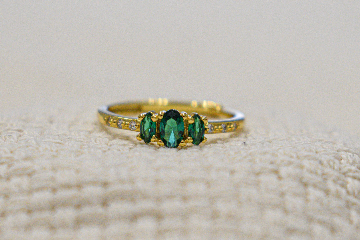 anello tris princess con base placcata in oro e zirconi verdi