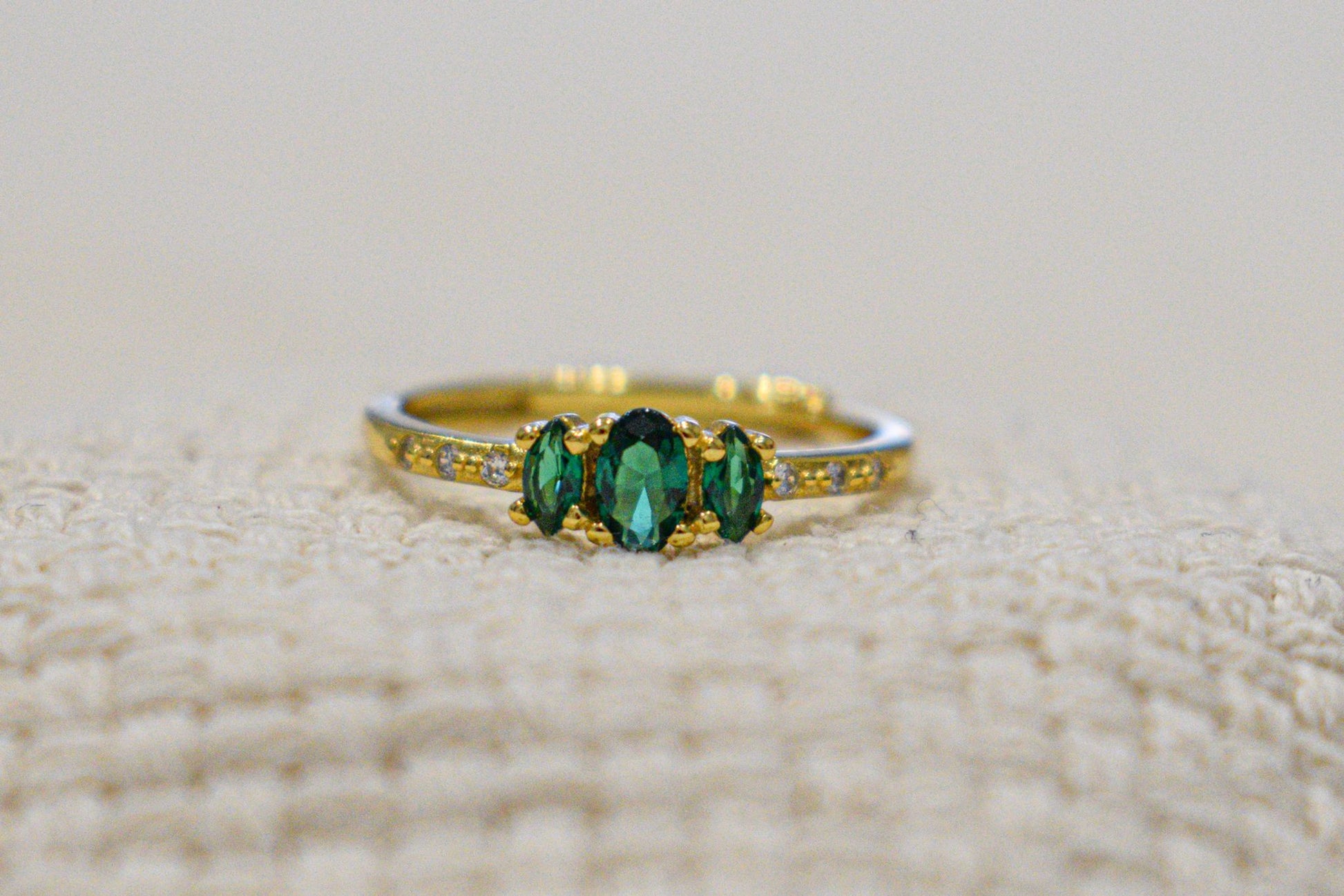 anello tris princess con base placcata in oro e zirconi verdi
