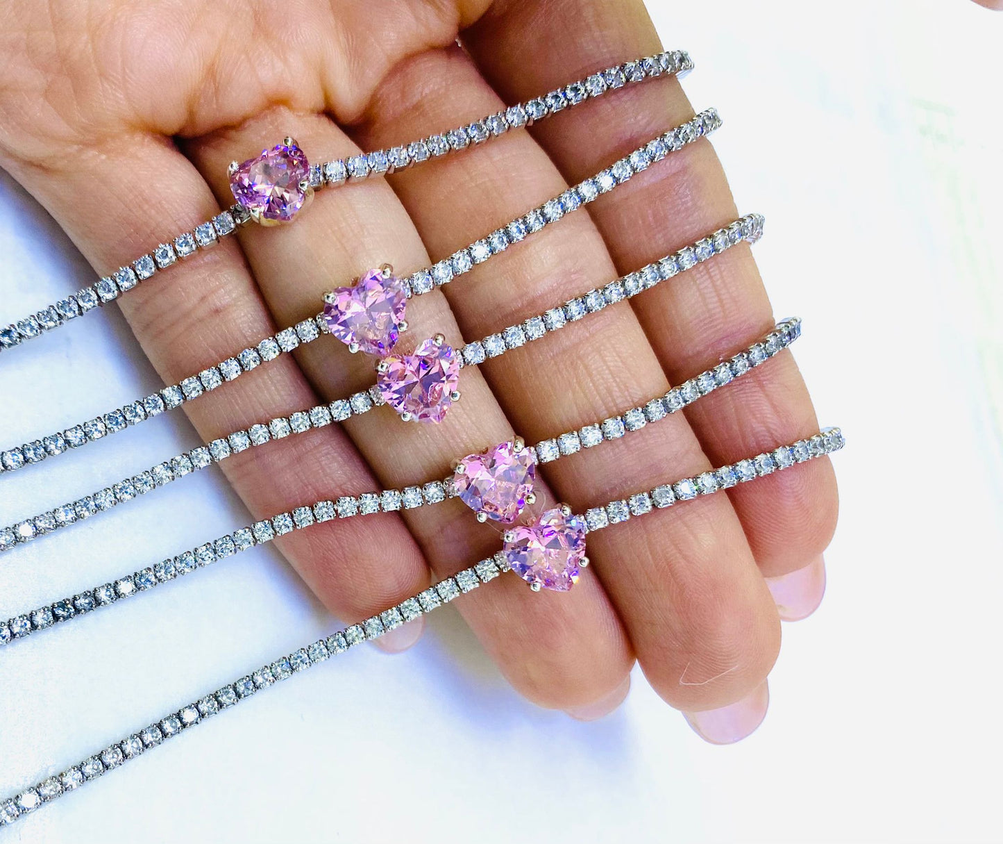 Bracciale tennis con cuore rosa.