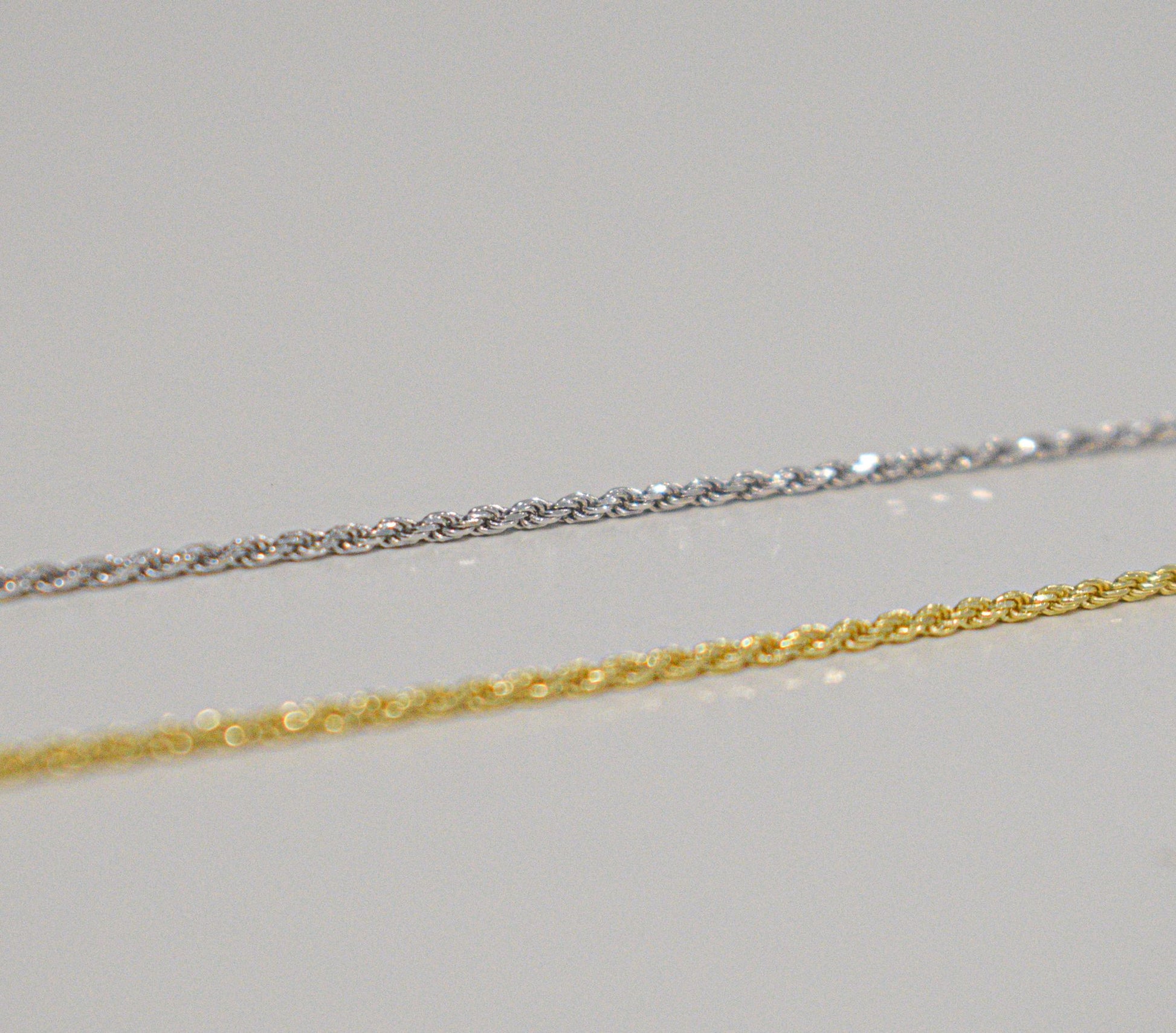 Bracciale funetta in argento 925, colorazione disponibile anche in placcatura in oro.