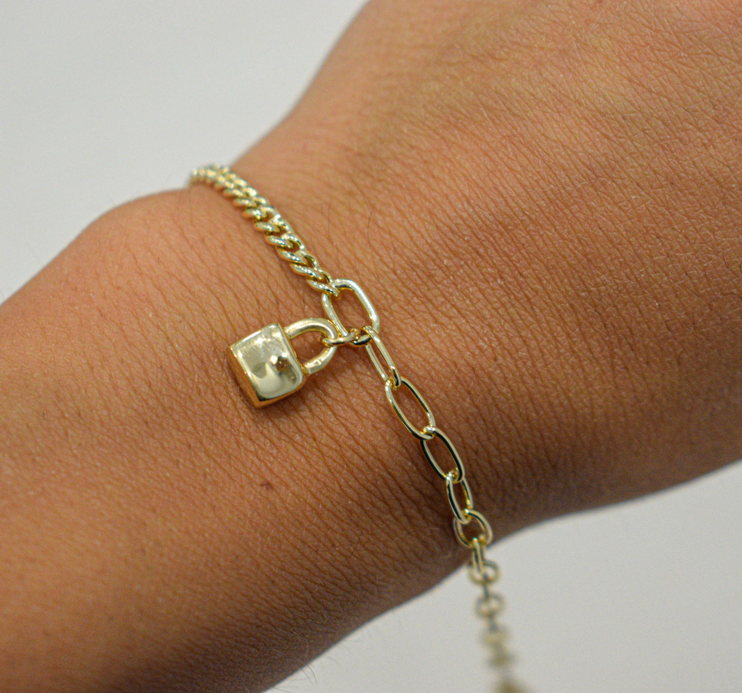Bracciale con lucchetto indossato, placcato in oro.