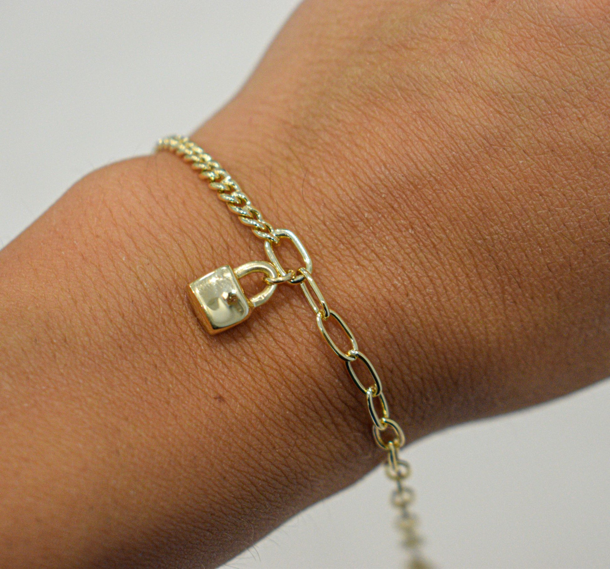 Bracciale con lucchetto indossato, placcato in oro.