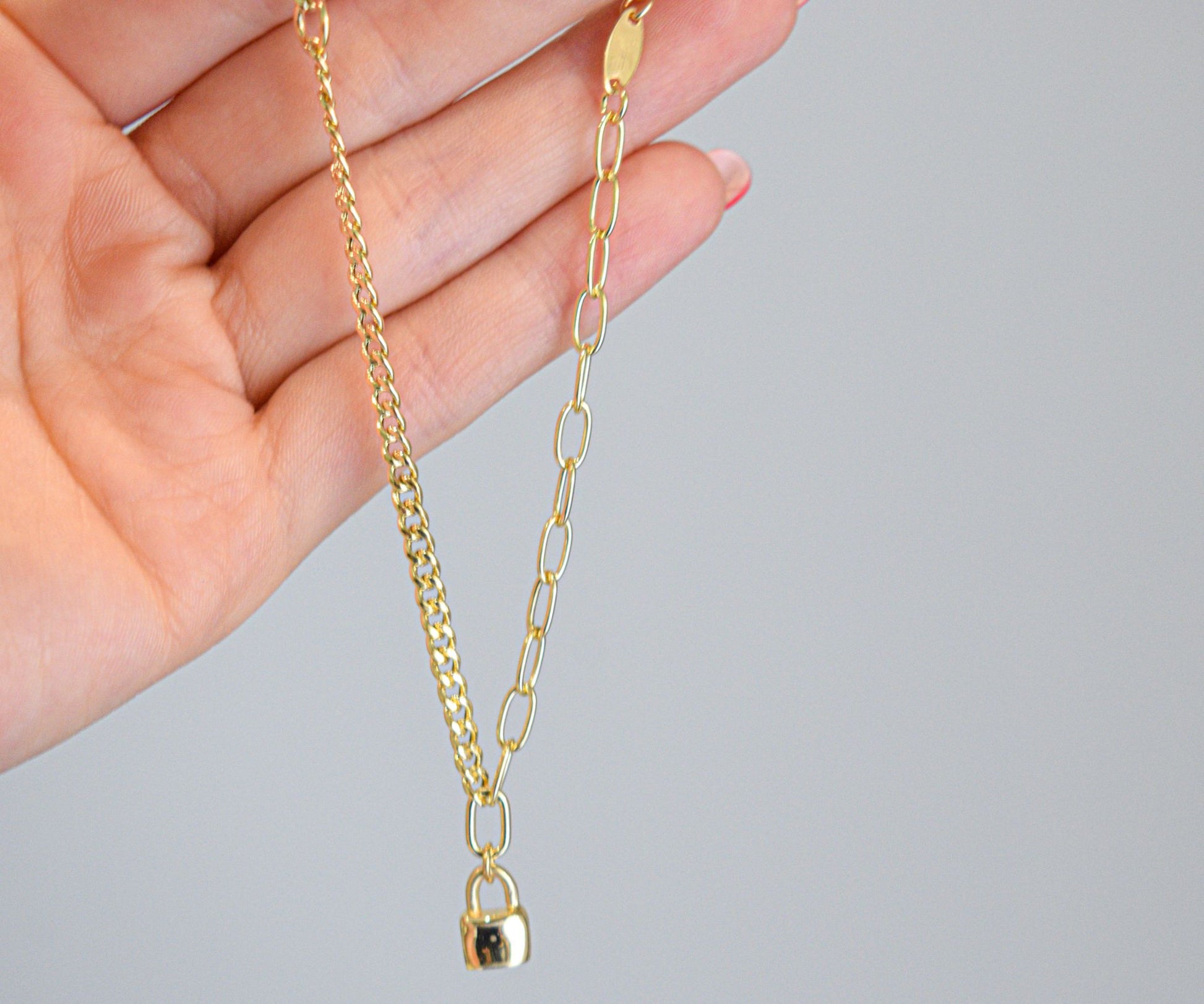 Bracciale con doppia catena e lucchetto, placcato in oro.
