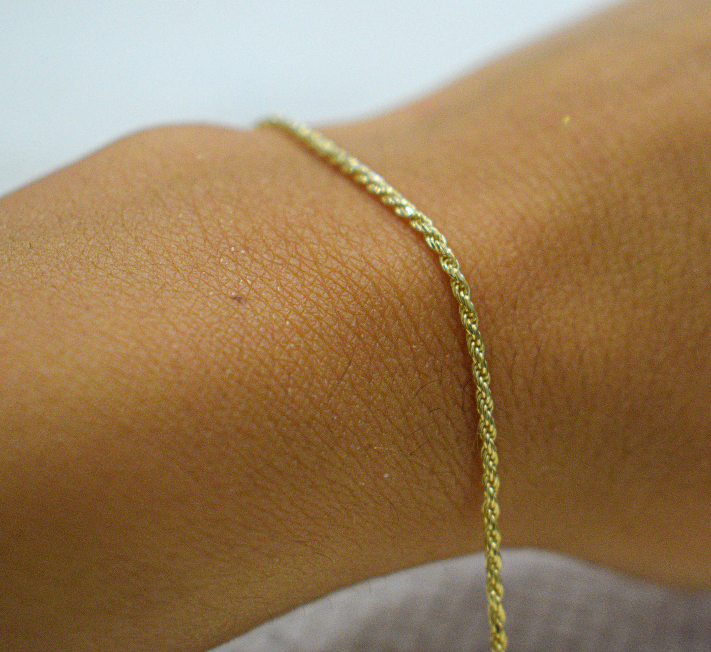 Bracciale funetta argento 925 indossato, placcato in oro.