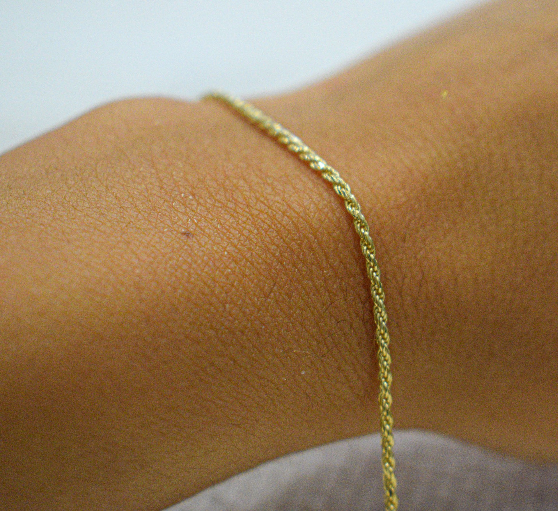 Bracciale funetta argento 925 indossato, placcato in oro.