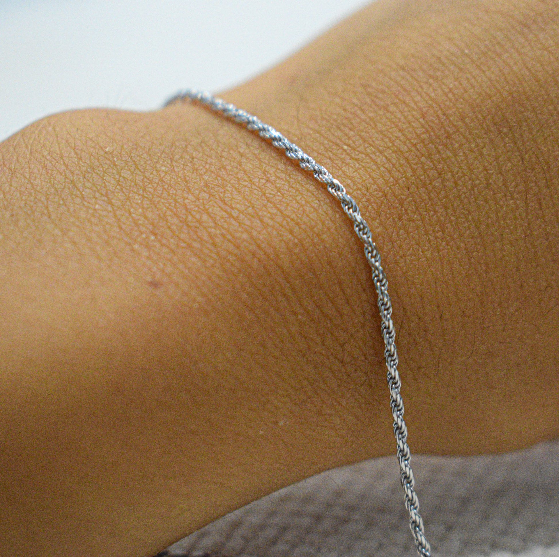 Bracciale funetta argento 925 indossato, colorazione silver.