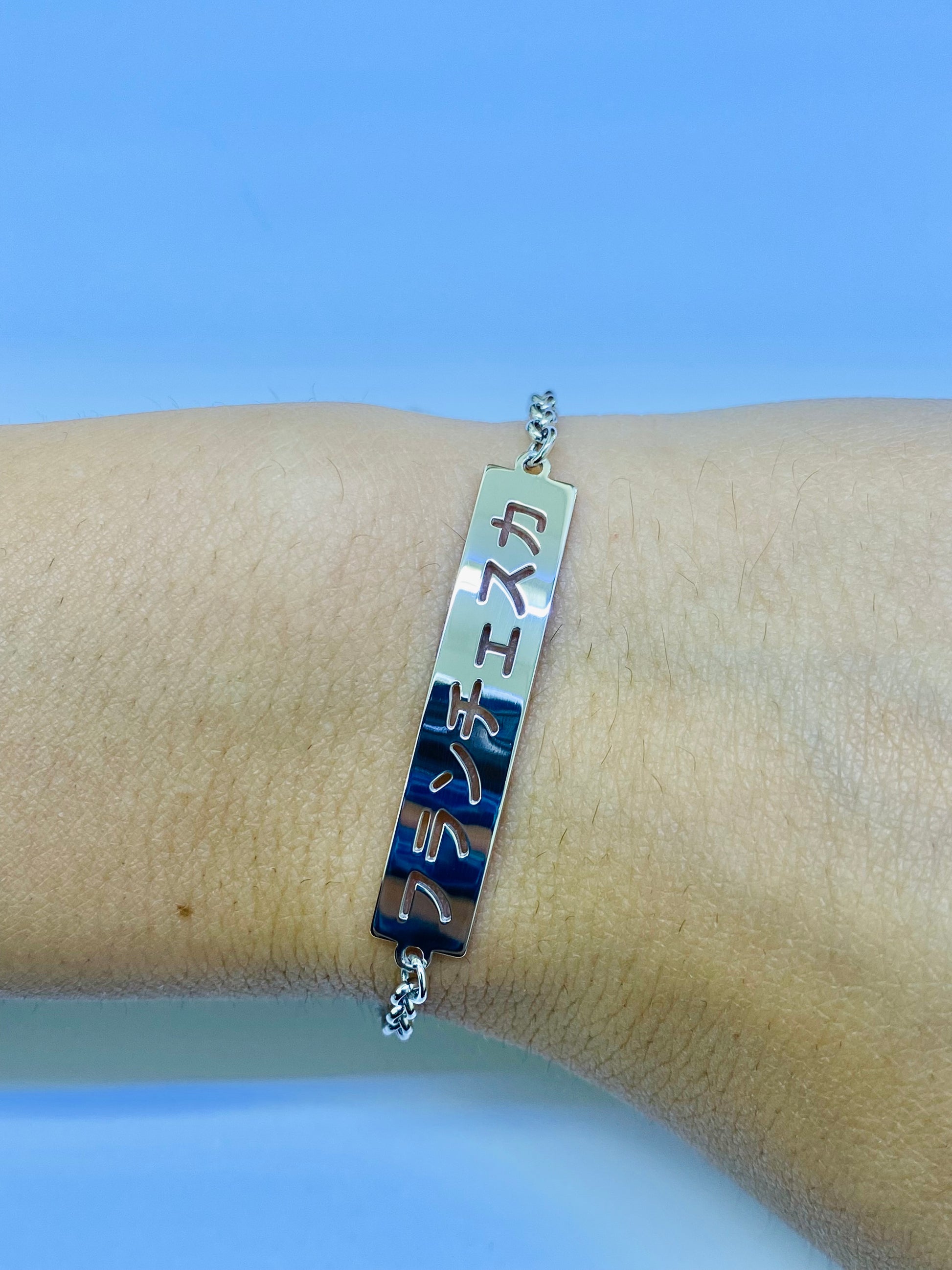 Bracciale con incisione giapponese indossato.