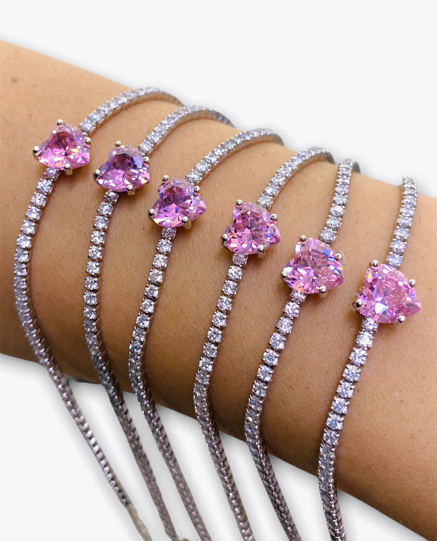 Bracciale tennis con cuore rosa.