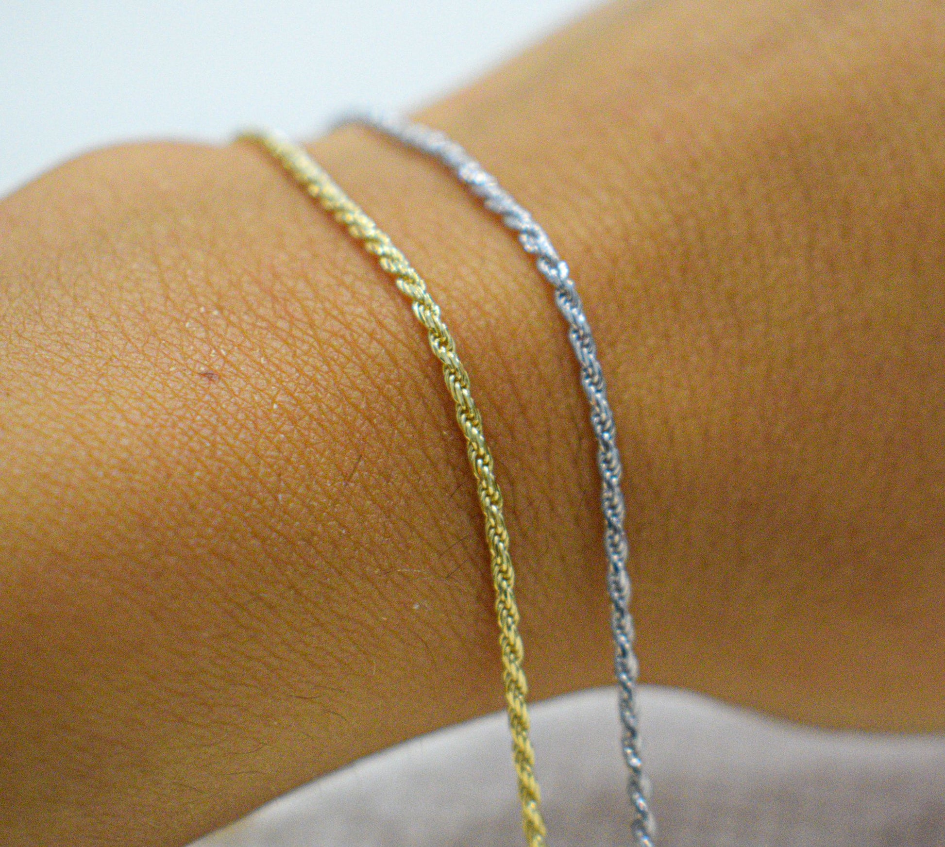 Bracciale funetta indossato, argento e placcato in oro.
