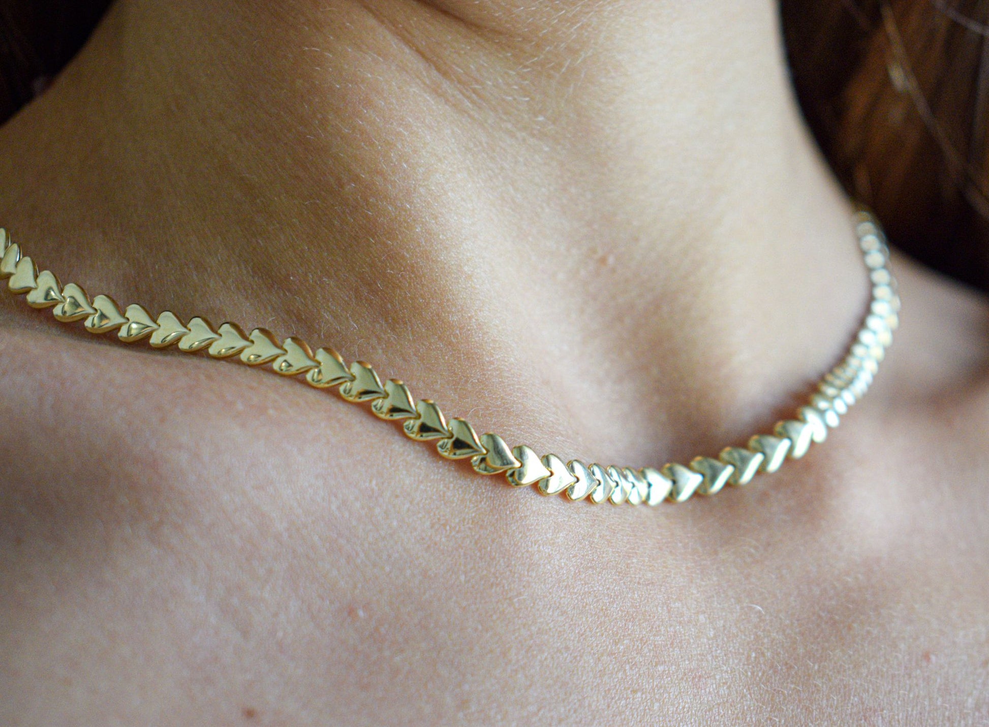 Collana Cuore Filante composta da cuori che compongono la catena stessa della collana, in argento 925 placcata in oro.