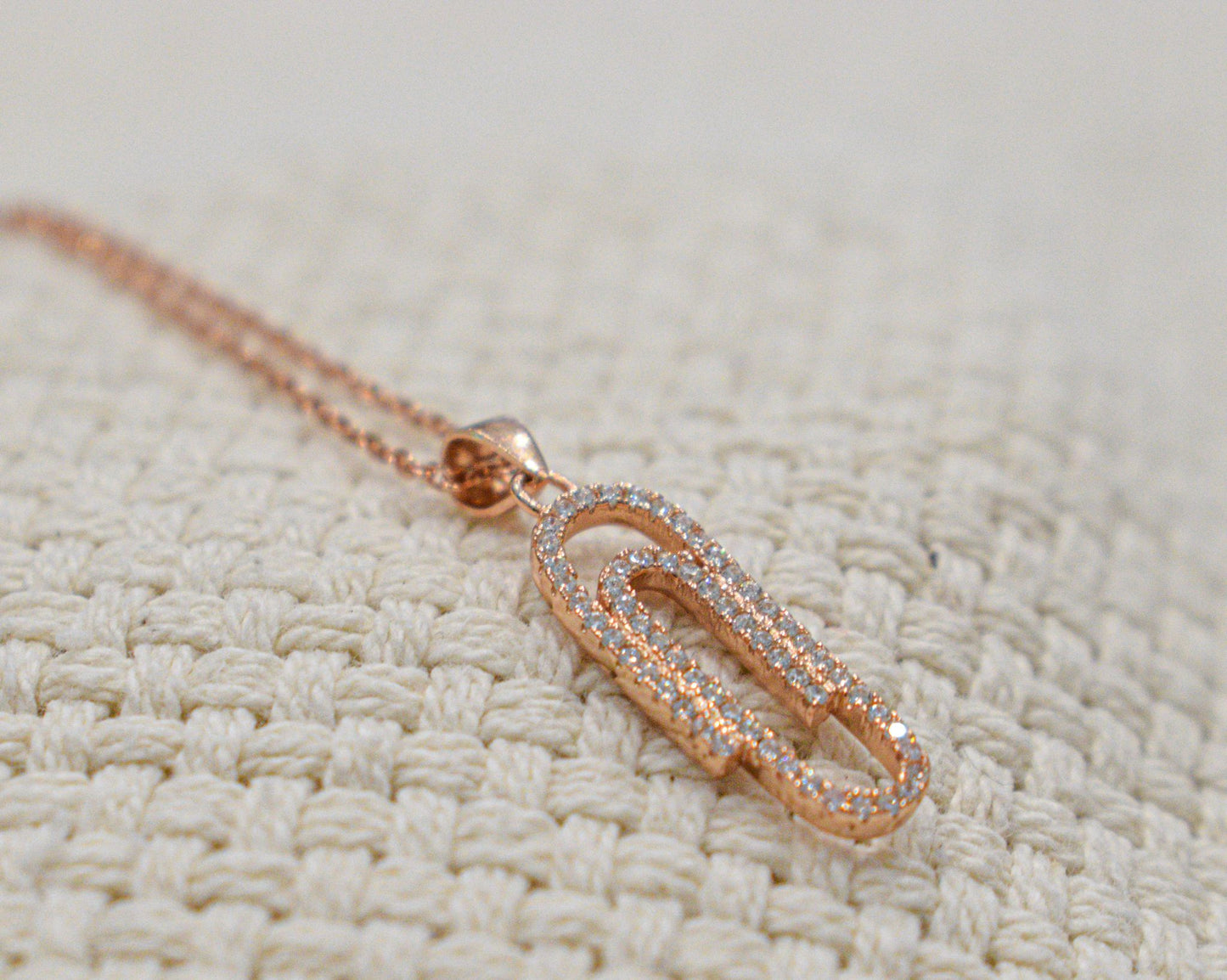 Collana con graffetta e zirconi colorazione rosé.