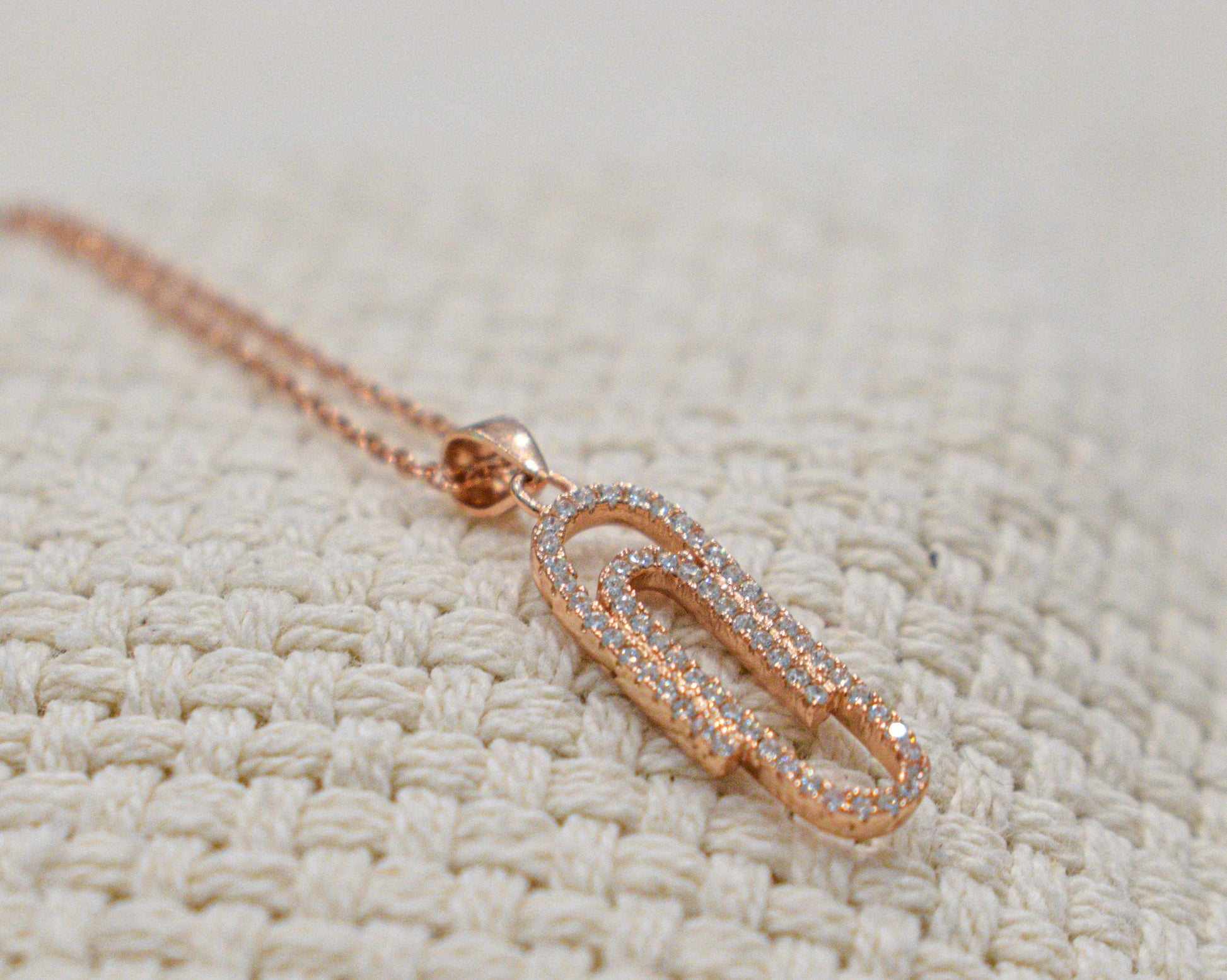 Collana con graffetta e zirconi colorazione rosé.
