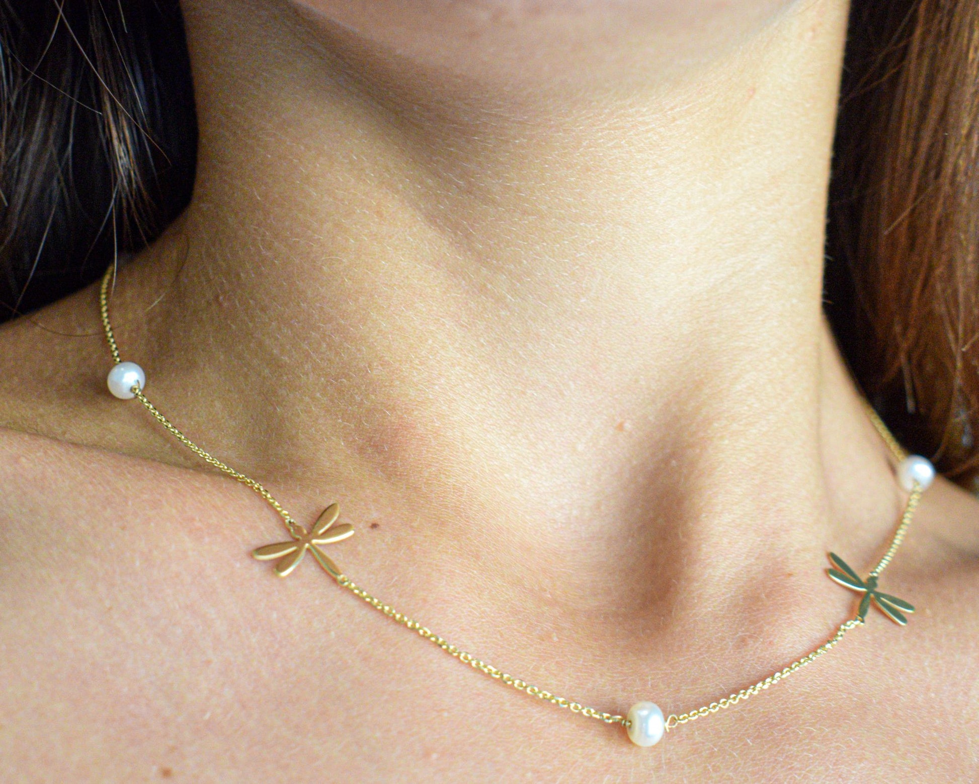 Collana con libellule e perline placcata in oro indossata.