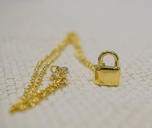 Collana con lucchetto, placcata in oro.