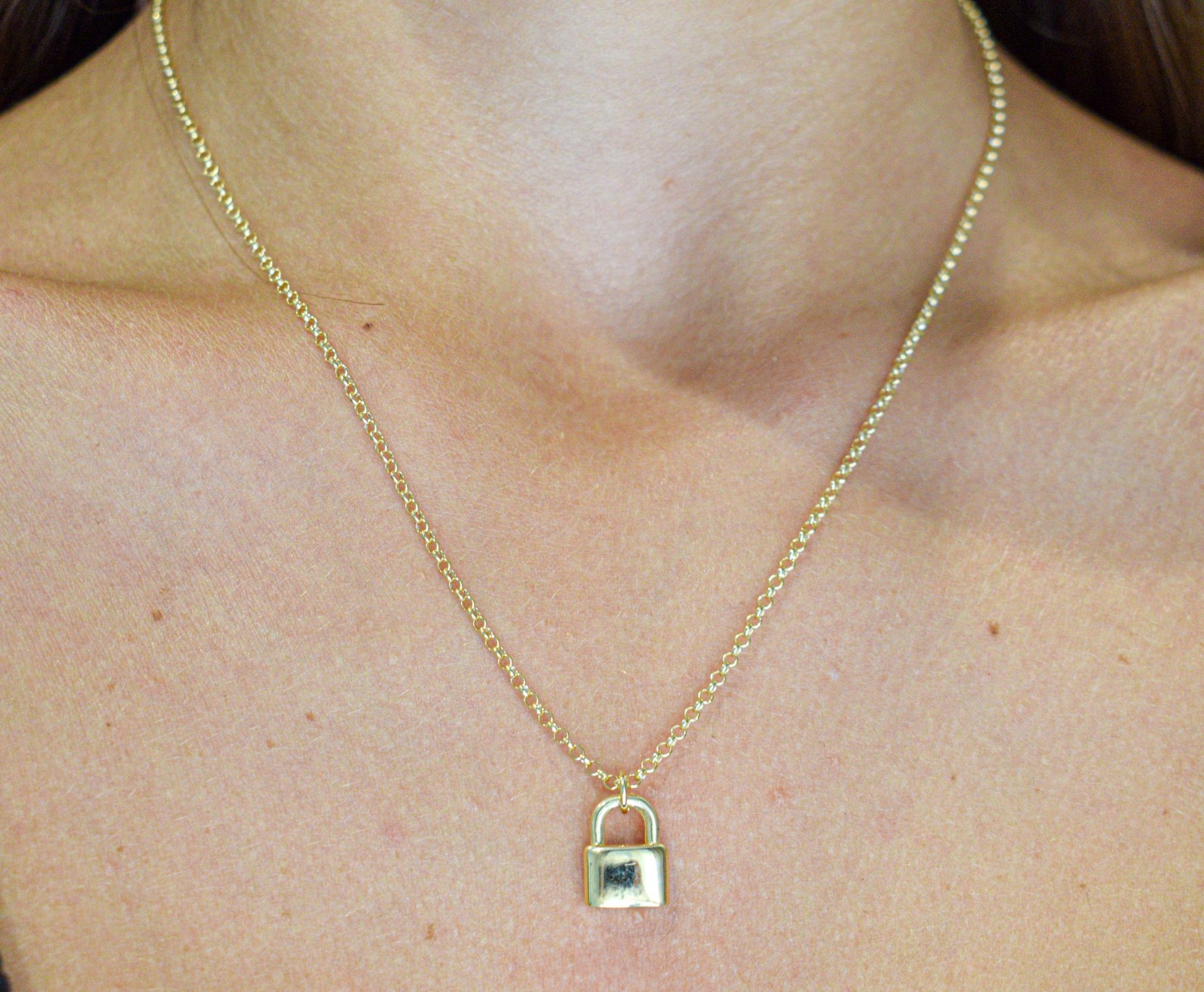 Collana con lucchetto indossata, placcata in oro.