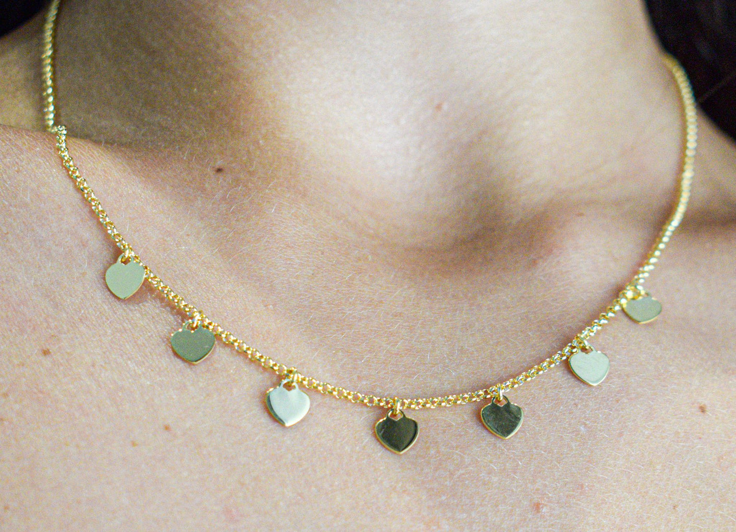 Collana con cuoricini pendenti placcata in oro.