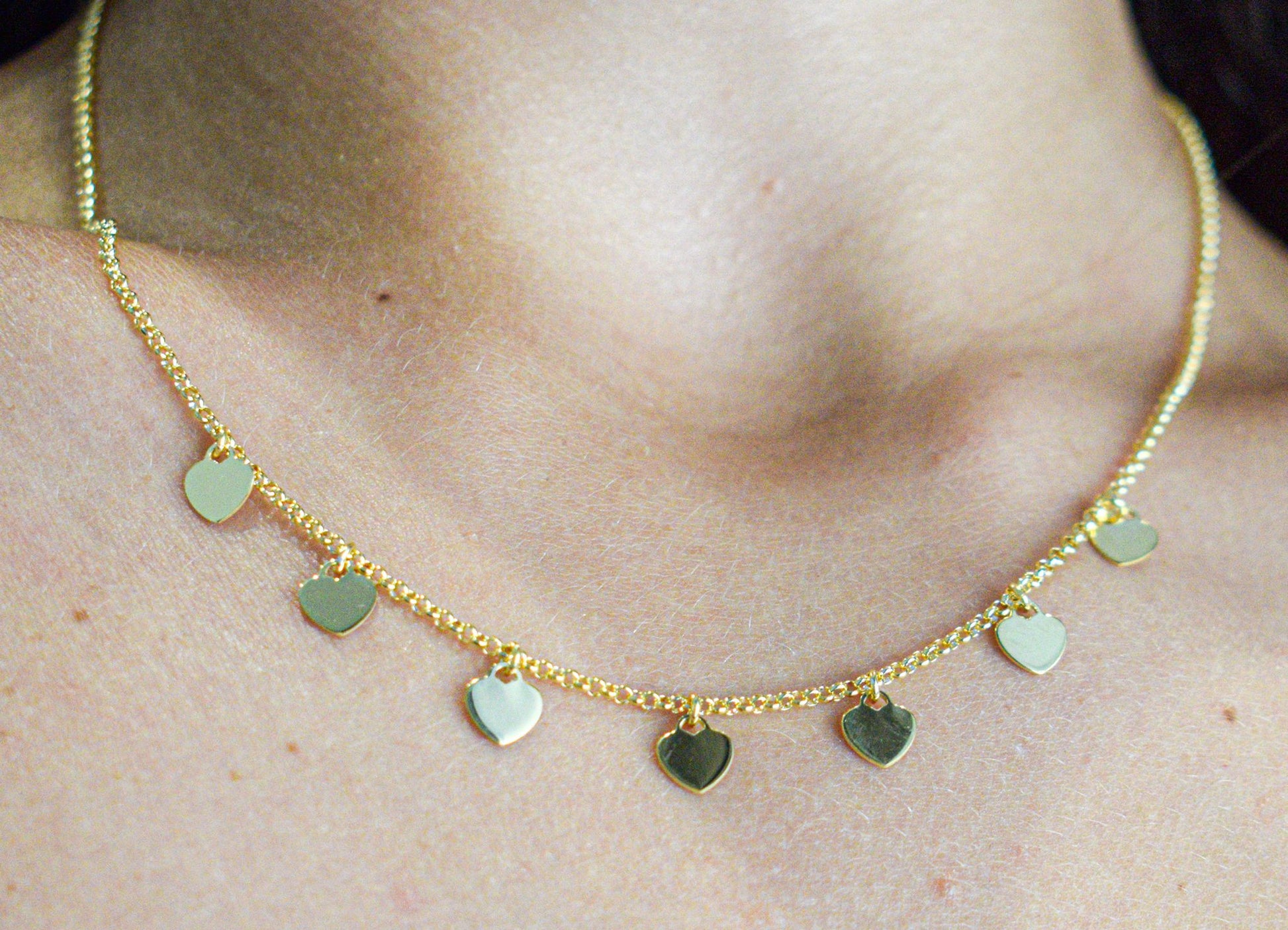 Collana con cuoricini pendenti placcata in oro.