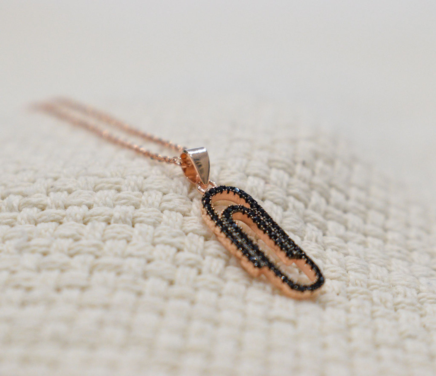 Collana con graffetta e zirconi colorazione nera.