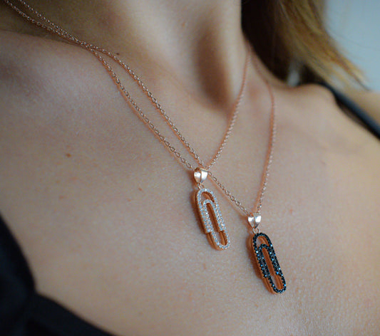 Collana Rosé con graffette e zirconi, disponibili con graffetta color rosé o nera.