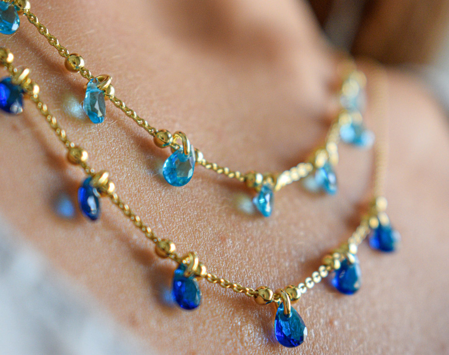 Collana Crystal con catenina argento 925 placcata in oro con ciondoli a cristallo su tutta la circonferenza.