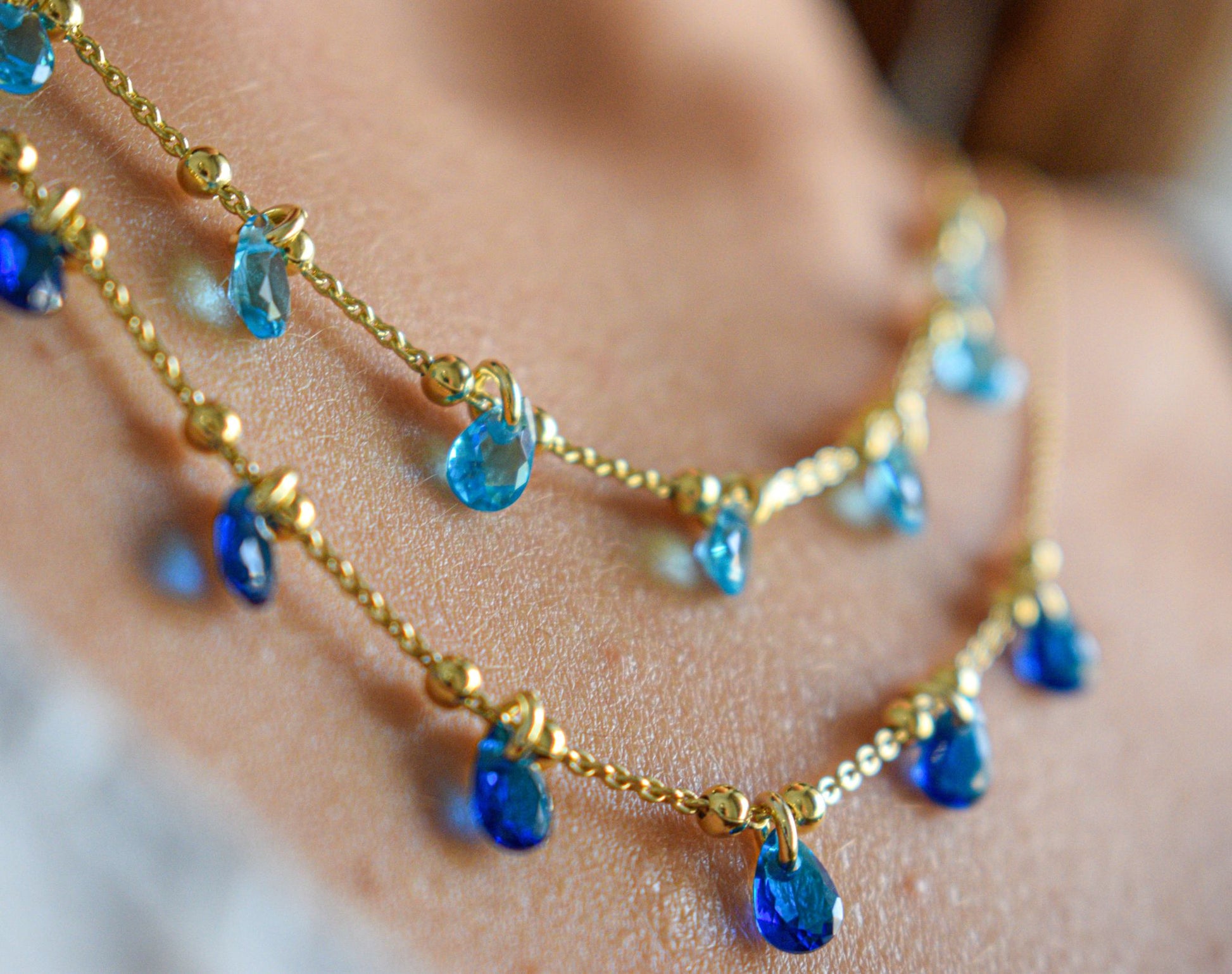 Collana Crystal con catenina argento 925 placcata in oro con ciondoli a cristallo su tutta la circonferenza.