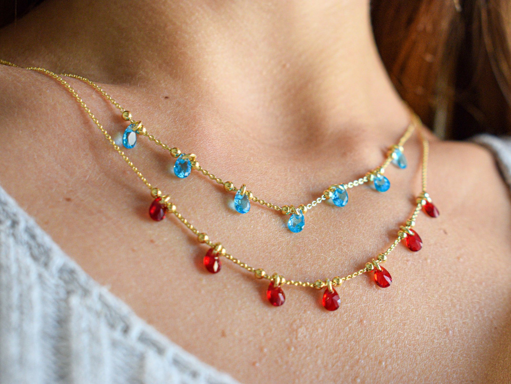 Collana Crystal con catenina argento 925 placcata in oro con ciondoli a cristallo su tutta la circonferenza.