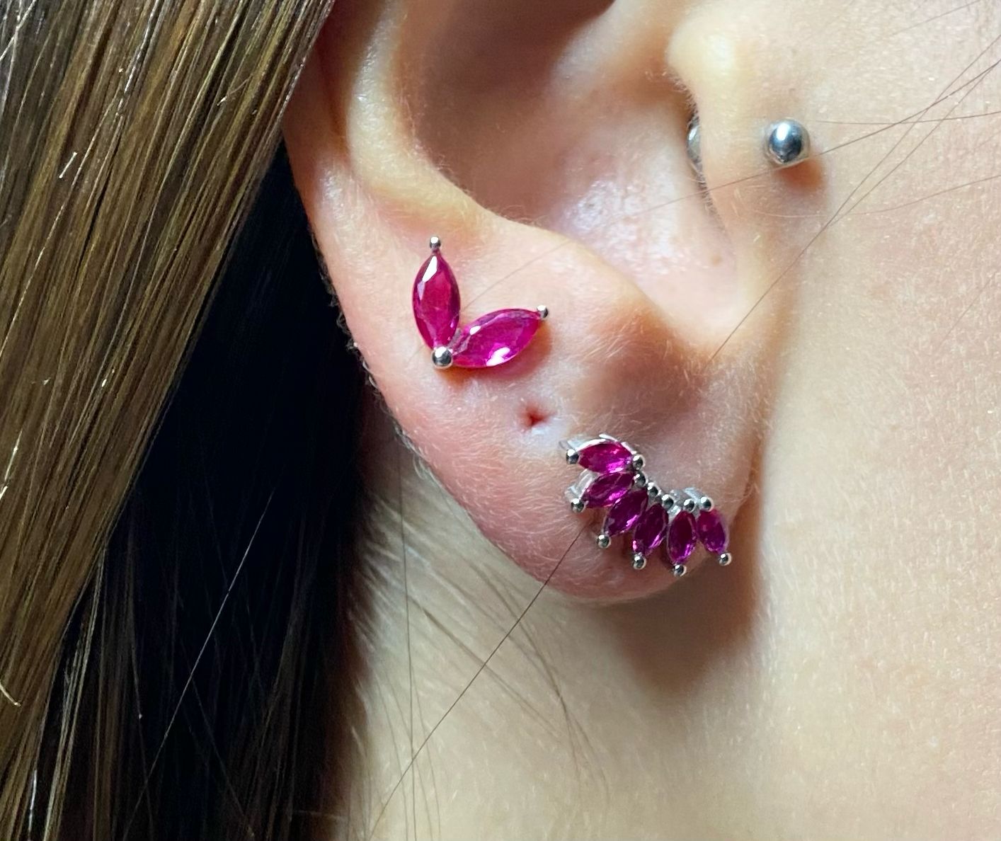 Orecchini Set spiga con zirconi fucsia.